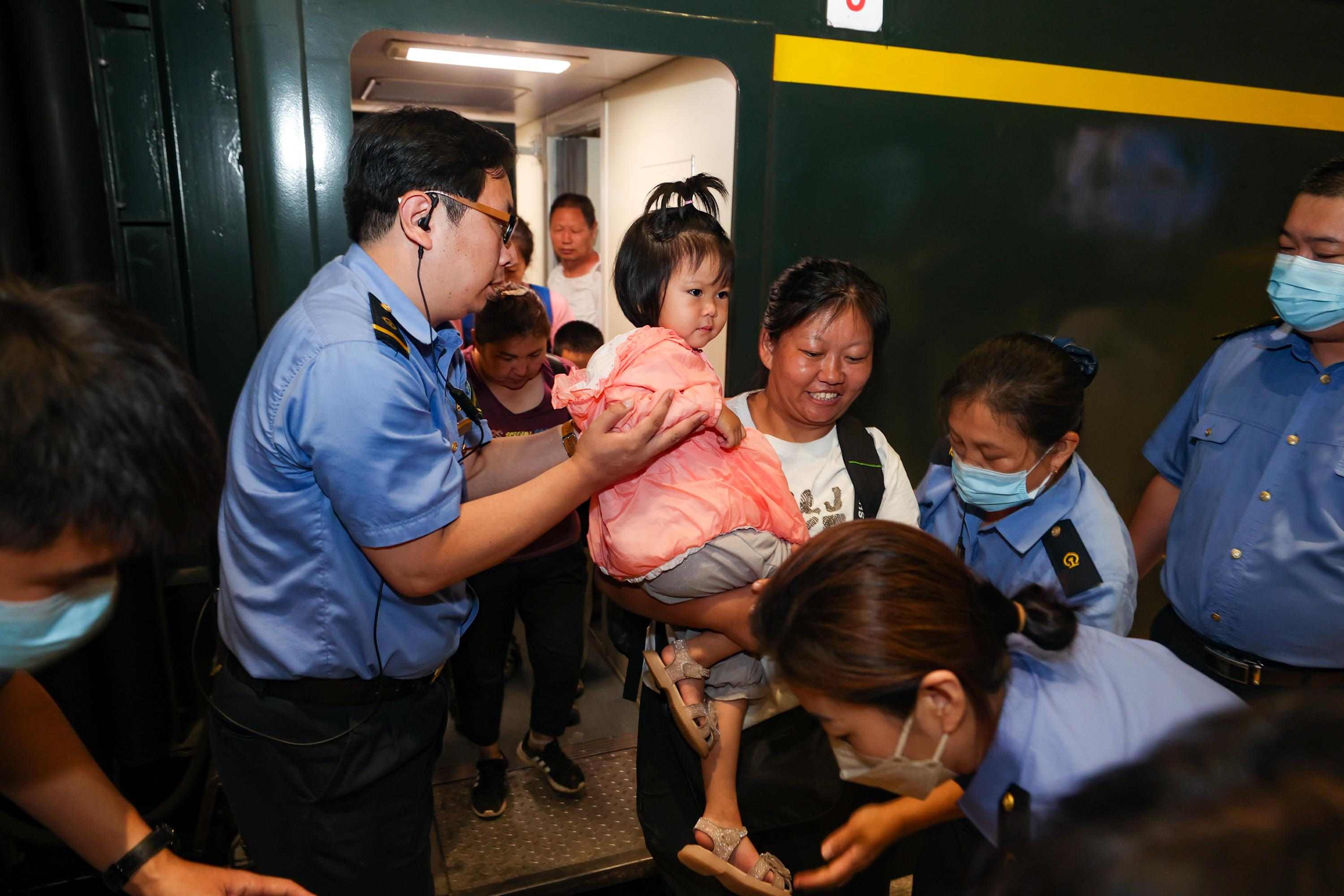 2023年8月2日，因強降雨被困的K396次列車第二批近500名旅客在救援隊的一路護送下，徒步五個小時抵達妙峰山鎮(zhèn)水峪嘴村。稍作休整后，他們乘坐臨時旅客列車前往北京豐臺站。