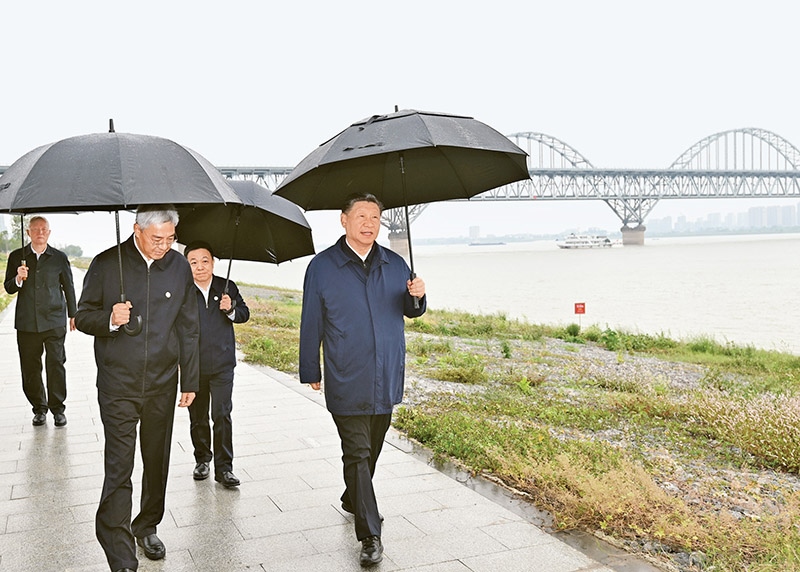 2023年10月10日至13日，中共中央總書(shū)記、國(guó)家主席、中央軍委主席習(xí)近平在江西考察。這是10日下午，習(xí)近平在長(zhǎng)江國(guó)家文化公園九江城區(qū)段考察時(shí)，冒雨沿江堤步行察看沿岸風(fēng)貌。 新華社記者 謝環(huán)馳/攝