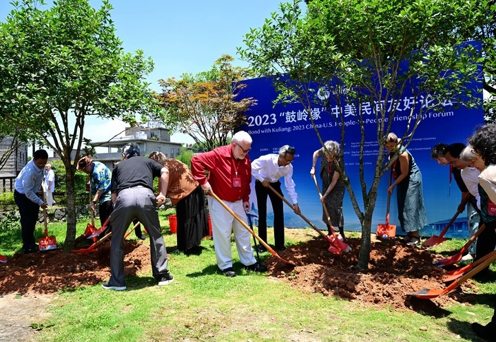 2023年6月28日，出席“鼓嶺之友”座談會(huì)的中美各界人士在鼓嶺共同植樹留念。