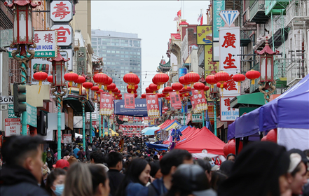 2023年1月15日，人們在美國舊金山唐人街的迎春街會上游覽、購物。當日，為期兩天的迎春街會在美國舊金山唐人街閉幕，活動吸引了大批市民和游客。新華社發(fā)