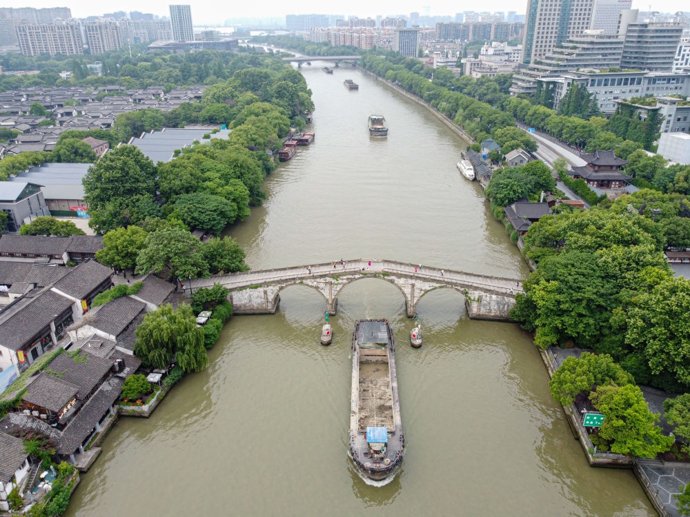 2022年5月27日，貨船通過京杭大運(yùn)河杭州段拱宸橋。（新華社記者江漢 攝）