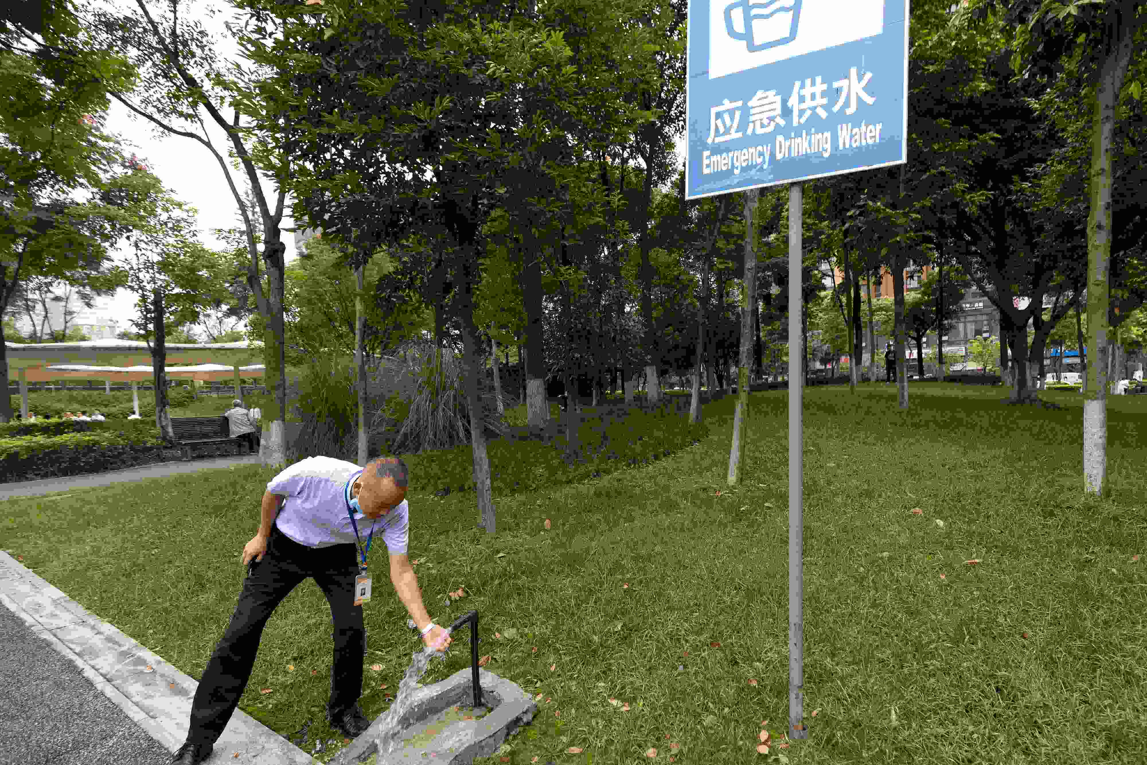 位于成都高新區(qū)天府二街與天府三街之間的大源中央公園，應(yīng)急供水設(shè)施標(biāo)識(shí)醒目。