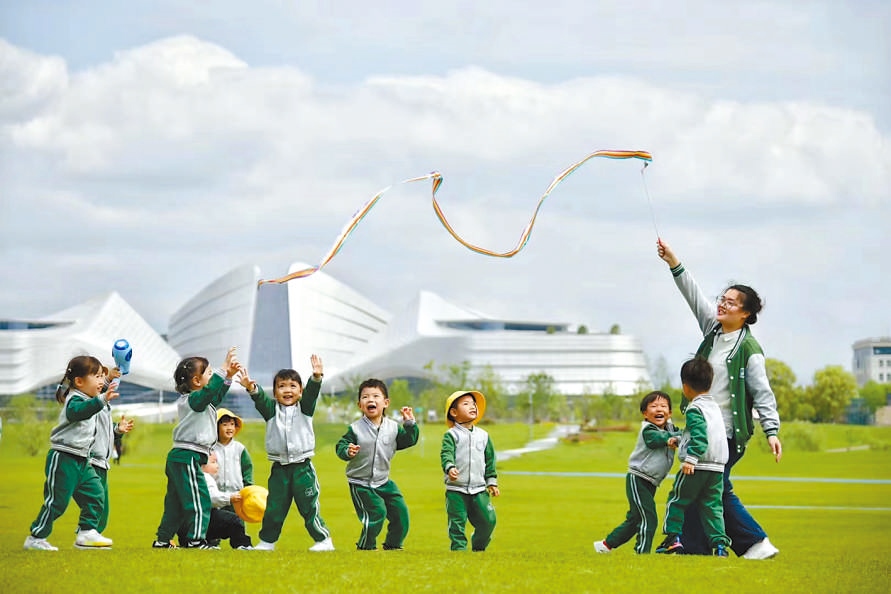  童心飛揚(yáng) 在浙江衢州市智慧新城草坪公園，一名幼兒園老師揮舞彩帶，與孩子們一起玩耍。衢州市柯城區(qū)將兒童友好理念融入城區(qū)整體規(guī)劃，努力為兒童成長(zhǎng)創(chuàng)造更好的發(fā)展環(huán)境，提升兒童和家庭的獲得感、幸福感、安全感。 衢州市柯城區(qū)某幼兒園哥倫比亞籍教師 莉莉安娜·雷斯特雷波·埃斯皮諾薩攝 “我和家人都很喜歡在衢州生活，這是一座兒童友好城市，有很多兒童營(yíng)地和戶外活動(dòng)場(chǎng)所。我看到孩子們?cè)谟變簣@、戶外非?？鞓?lè)地玩耍，便用相機(jī)記錄下這美好時(shí)刻?！? /></p> <p style=