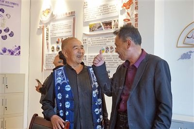  在大理州古生村訴訟服務(wù)站內(nèi)，全國人大代表樊九平為“阿鵬調(diào)解員”點贊。