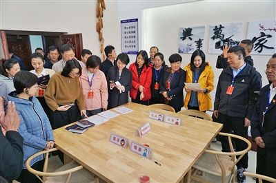  在劍川法院家事調(diào)解室內(nèi)，該院制作的《離婚證明書》引起了代表們的關(guān)注。