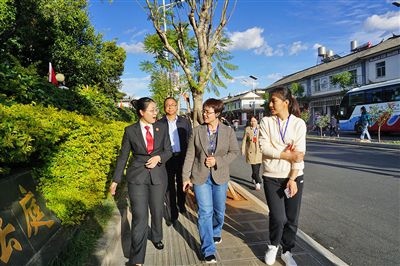  全國人大代表王爭（右一）、張海鷗（右二）向法官了解民族特色調(diào)解工作機制。