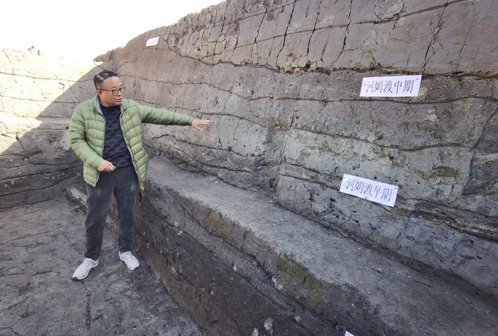 12月14日，汶溪遺址發(fā)掘項目現(xiàn)場負(fù)責(zé)人雷少介紹遺址整體情況。新華社記者顧小立 攝