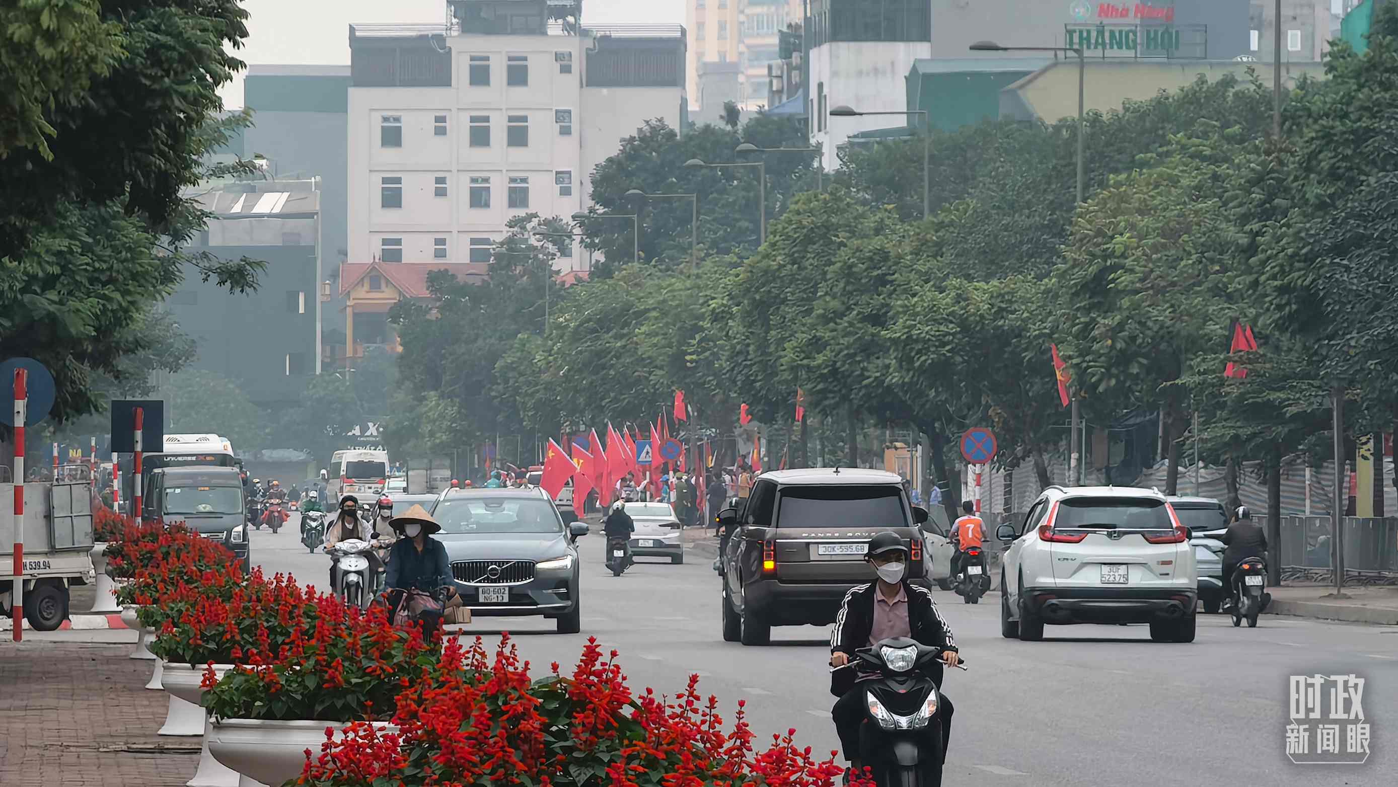 △河內(nèi)街道兩側(cè)的中越兩黨兩國旗幟。（總臺央視記者韓銳拍攝）