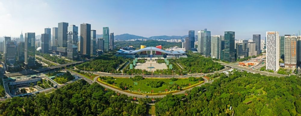 這是在廣東省深圳市拍攝的深圳市民中心和蓮花山公園一線（2020年10月2日攝，無(wú)人機(jī)照片）。新華社記者 梁旭 攝