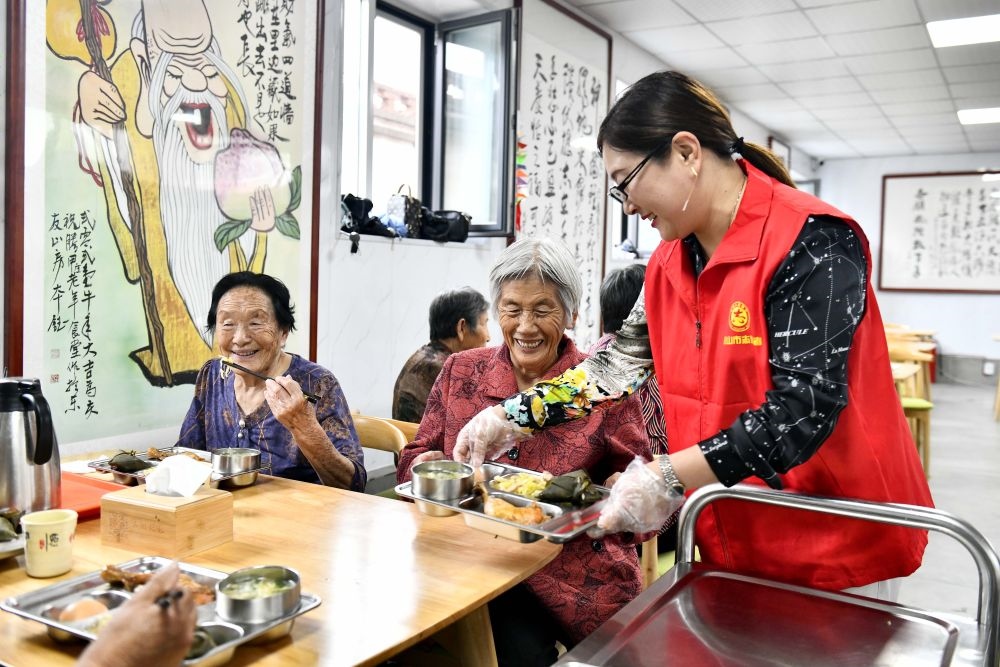 在山東省乳山市城區(qū)街道騰甲莊村幸福食堂，志愿者為老人們配送午餐（2023年6月24日攝）。新華社記者 郭緒雷 攝