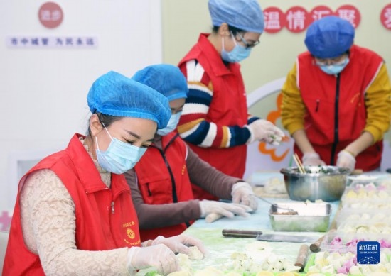 12月16日，在山東省棗莊市市中區(qū)城管藍(lán)職工志愿服務(wù)驛站，愛(ài)心志愿者為戶外勞動(dòng)者包水餃。