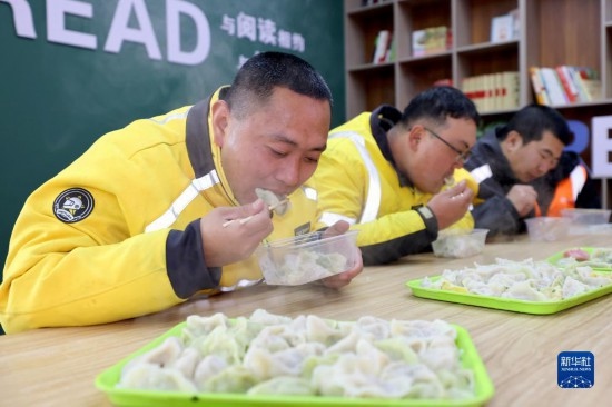 12月16日，在山東省棗莊市市中區(qū)城管藍(lán)職工志愿服務(wù)驛站，戶外勞動(dòng)者吃上熱氣騰騰的水餃。