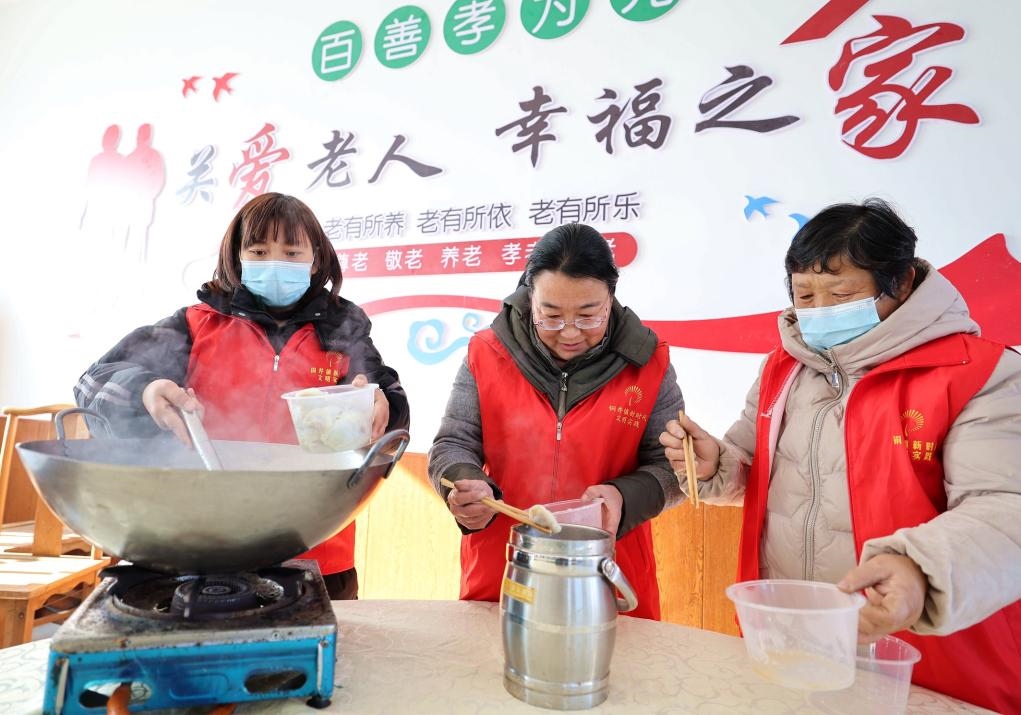 12月17日，在山東省臨沂市沂南縣銅井鎮(zhèn)杜山社區(qū)孝善食堂，志愿者們在為社區(qū)內(nèi)獨居和行動不便的老人煮水餃。 新華社發(fā)（王彥冰 攝）