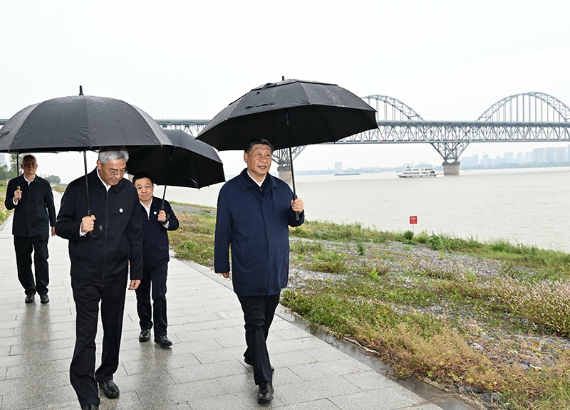 2023年10月10日，習(xí)近平總書記在江西長江國家文化公園九江城區(qū)段冒雨考察。