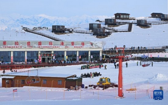 隨著新雪季的到來，那拉提國際滑雪場迎來眾多游客（(12月21日攝）。