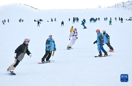 12月21日，游客在那拉提國際滑雪場滑雪。