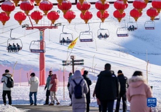 12月21日，那拉提國際滑雪場迎來眾多游客。