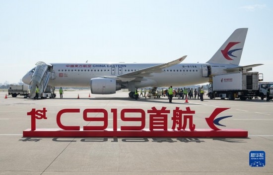 這是2023年5月28日在上海虹橋國際機場停機坪拍攝的C919飛機。當(dāng)日，由C919大型客機執(zhí)飛的東方航空MU9191航班平穩(wěn)降落在北京首都國際機場，標(biāo)志著該機型圓滿完成首個商業(yè)航班飛行，正式進入民航市場，開啟市場化運營、產(chǎn)業(yè)化發(fā)展新征程。 新華社記者 丁汀 攝