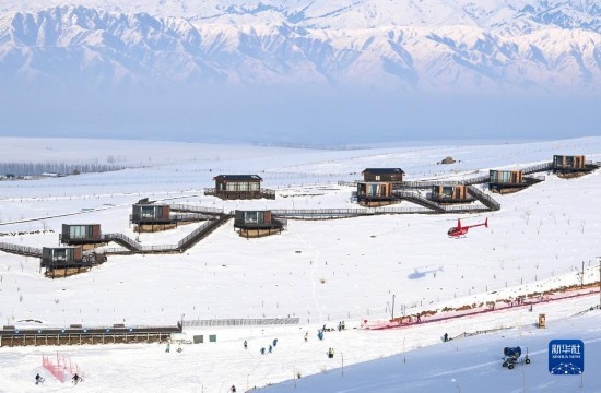 那拉提國際滑雪場旁新近落成的雪景星空民宿（12月21日攝）。