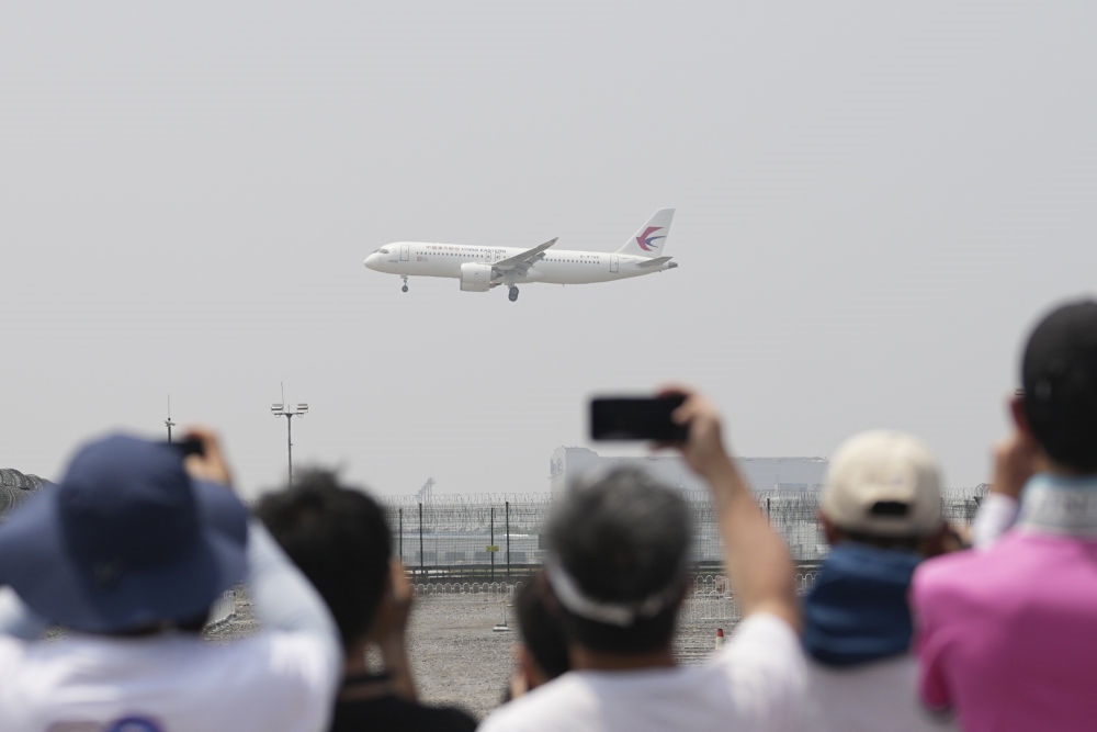 2023年5月28日，C919首個商業(yè)航班東航MU9191飛抵北京首都國際機場。新華社記者 鞠煥宗 攝