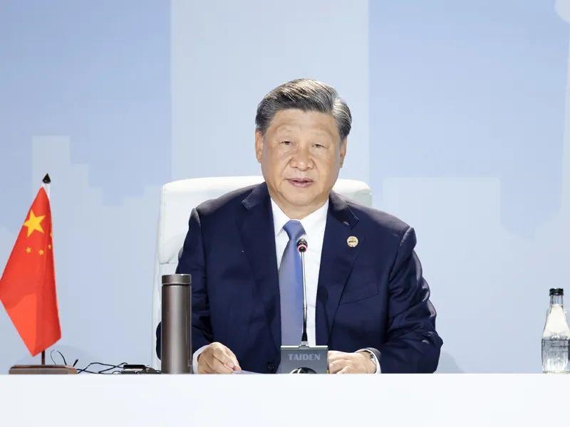 當?shù)貢r間8月24日，習近平主席在南非約翰內(nèi)斯堡出席金磚國家領導人第十五次會晤特別記者會。