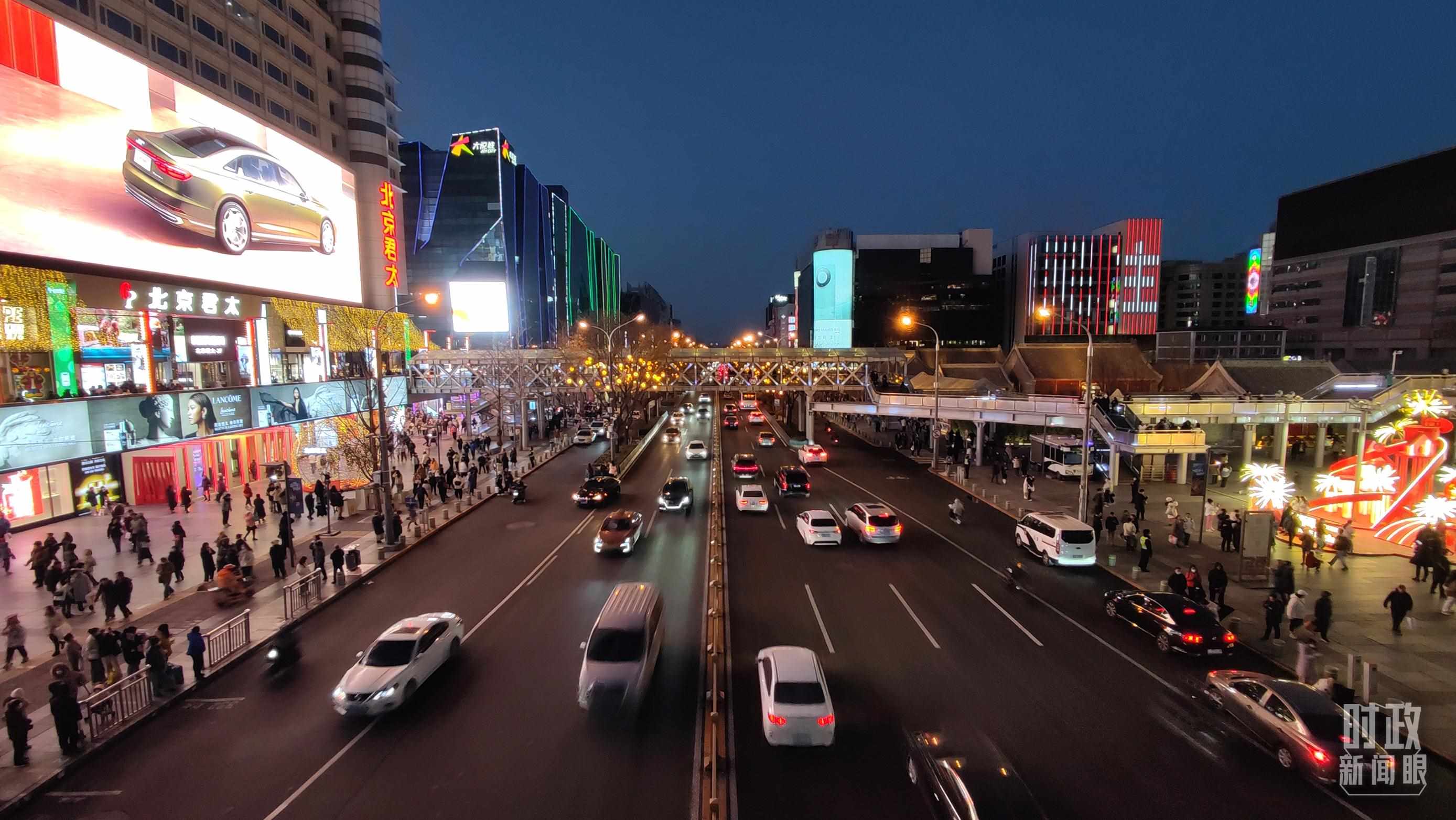 △2023年12月31日，北京西單商業(yè)街區(qū)。（總臺央視記者薛冠南拍攝）