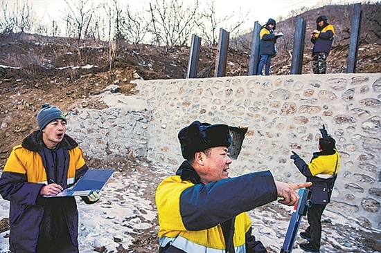 1月15日，門頭溝區(qū)妙峰山鎮(zhèn)，來自中國鐵路北京局的單秀松（左二）與同事正在鐵路線上進行防洪隱患排查工作。