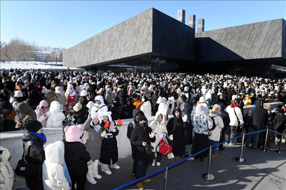 2024年1月15日，哈爾濱，侵華日軍第七三一部隊罪證陳列館門口排隊的游客整齊有序。