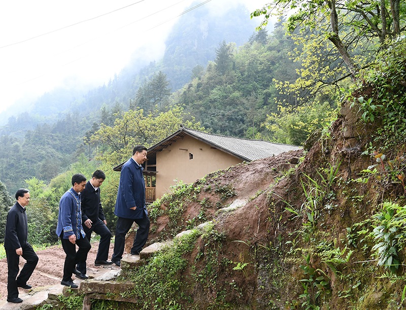 2019年4月15日，在重慶石柱土家族自治縣中益鄉(xiāng)華溪村，習(xí)近平總書記踏著濕滑的石階登上陡坡，前往貧困戶譚登周家看望。