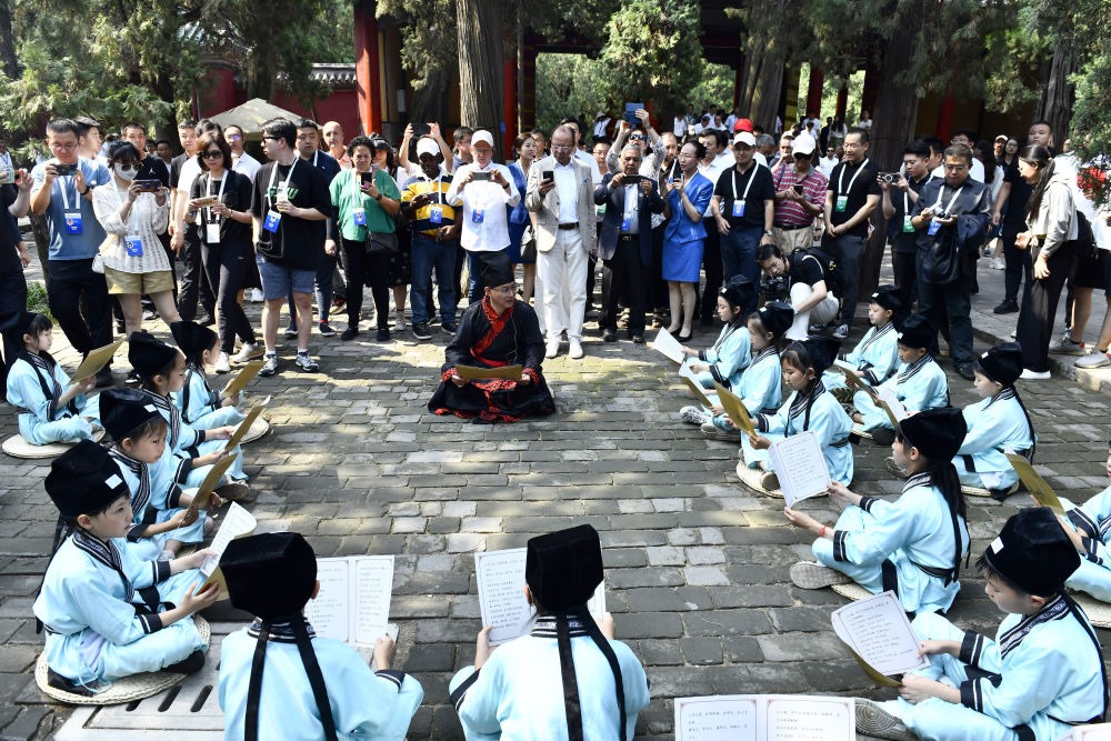 2023年6月27日，在曲阜孔廟，嘉賓和游客在聆聽孩子們誦讀《論語》。