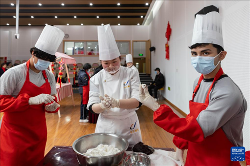 1月28日，在復(fù)旦大學(xué)第二附屬學(xué)校，美國馬斯卡廷中學(xué)學(xué)生展示自己制作的湯圓。 新華社記者 王翔 攝