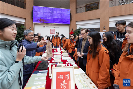 1月29日，在復(fù)旦大學(xué)，美國馬斯卡廷中學(xué)學(xué)生了解中國古籍裝幀與修復(fù)技術(shù)。 新華社記者 王翔 攝