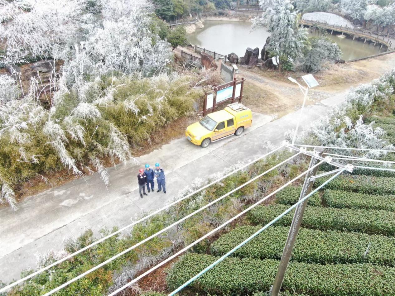 南方電網(wǎng)廣東梅州豐順供電局工作人員對重點線路設(shè)備進行特巡特維。徐會芳攝