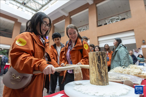 1月29日，在復(fù)旦大學(xué)，美國馬斯卡廷中學(xué)學(xué)生用錘子打紙漿，親身體驗(yàn)古法制作紙張。 新華社記者 王翔 攝