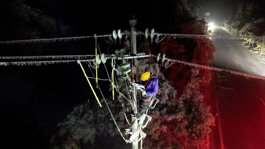 2月5日，電力工人在對供電線路進行搶修。新華社發(fā)