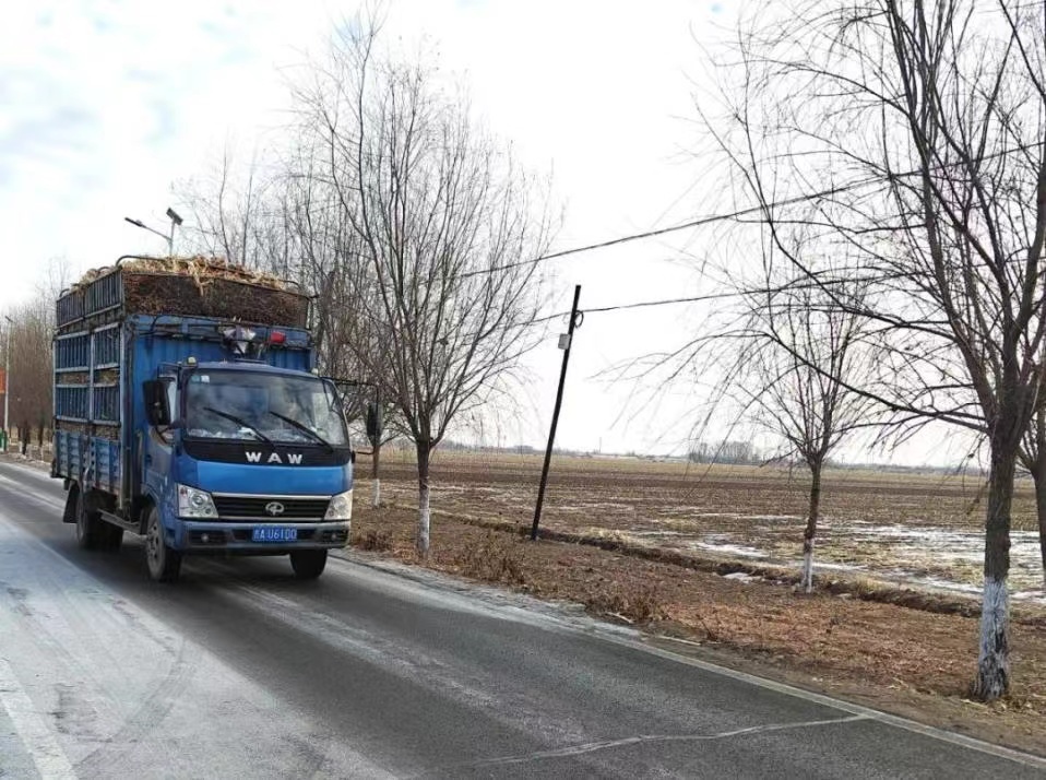 貨車行駛在公主嶺市農(nóng)村公路上。公主嶺市委宣傳部供圖