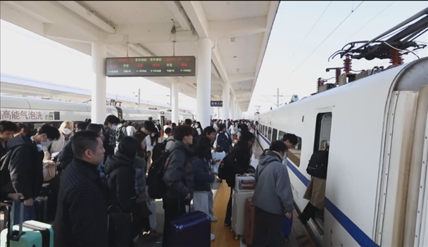 景德鎮(zhèn)北站的旅客陸續(xù)登上回家的列車。中國鐵路南昌局供圖