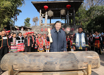 2020年1月19日下午，習(xí)近平總書記在騰沖市清水鄉(xiāng)三家村中寨司莫拉佤族村廣場上，敲響三聲佤族木鼓，祝福來年風(fēng)調(diào)雨順、國泰民安。新華社記者 鞠鵬 攝