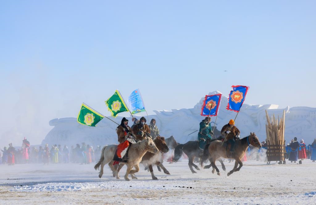 賽馬選手在內(nèi)蒙古自治區(qū)第二十屆冰雪那達(dá)慕開幕式上入場（2023年12月17日攝）。新華社記者 王楷焱 攝