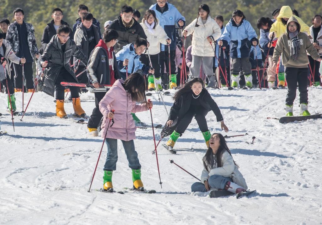 游客在重慶市南川區(qū)金佛山北坡滑雪場滑雪（2023年11月22日攝）。新華社發(fā)（瞿明斌攝）