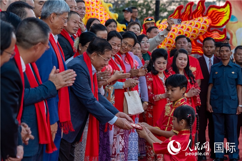 在活動現(xiàn)場，敏昂萊主席根據(jù)當?shù)貍鹘y(tǒng)向兒童送祝福2-人民網(wǎng)記者謝佳君攝