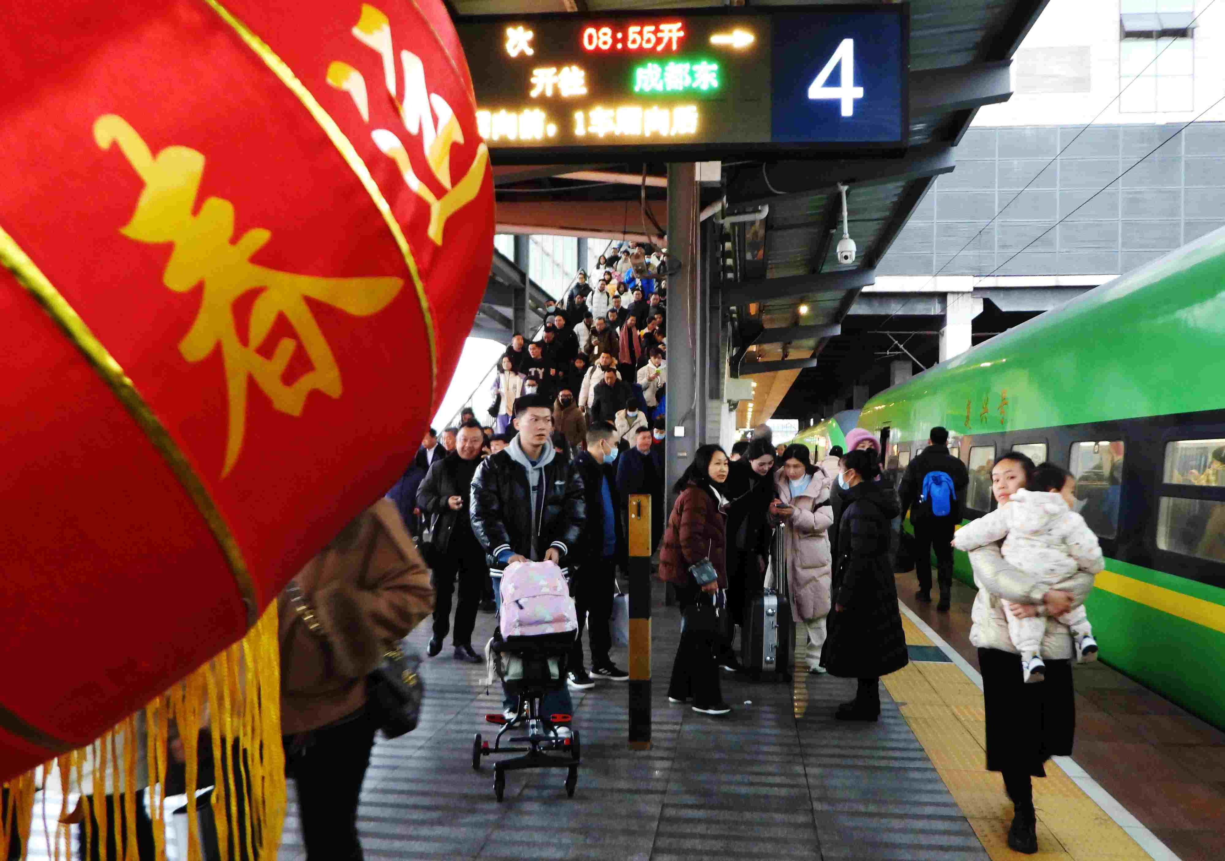 △ 2024年1月26日，四川省達(dá)州市車(chē)站，準(zhǔn)備乘坐“復(fù)興號(hào)”動(dòng)車(chē)組列車(chē)出行的旅客。