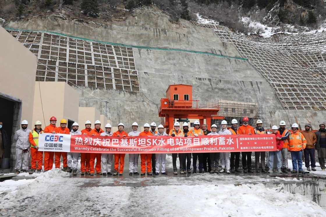 中巴建設者共同慶祝蘇吉吉納里水電站順利啟動蓄水工作。中國能建葛洲壩集團供圖