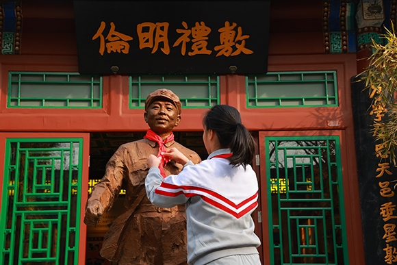 “追尋雷鋒足跡 弘揚(yáng)志愿精神”學(xué)雷鋒主題教育活動(dòng)。學(xué)校供圖