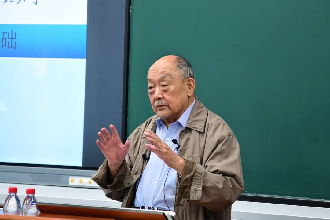 91歲的楊士莪院士“一站到底”為學(xué)生授課。哈爾濱工程大學(xué)供圖