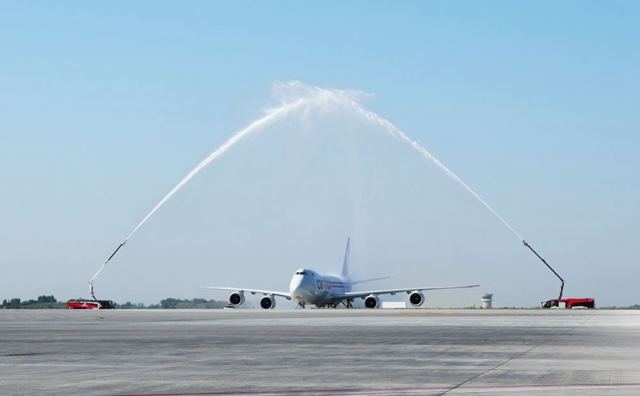 2023年6月14日，盧森堡國(guó)際貨運(yùn)航空公司的B747－8F全貨機(jī)抵達(dá)鄭州。鄭州—盧森堡“空中絲綢之路”貨運(yùn)量累計(jì)突破100萬噸。