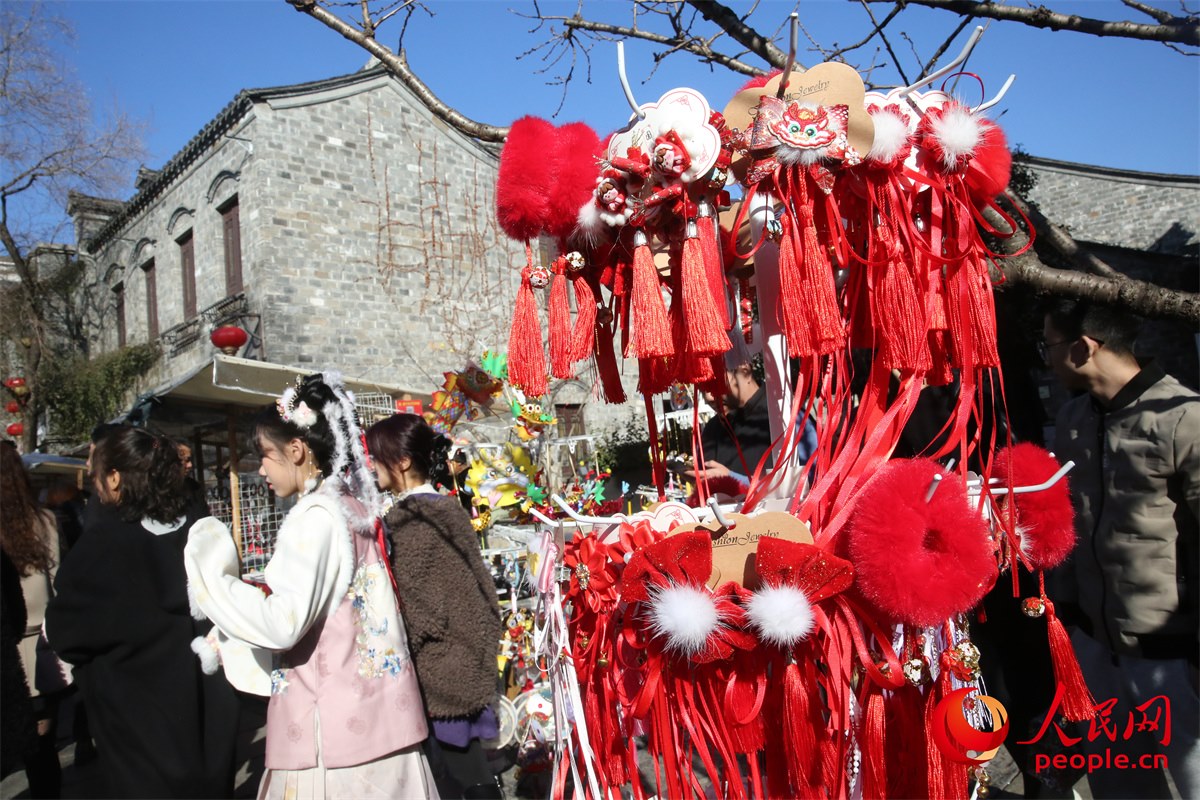 游客身著傳統(tǒng)服飾游南京老門東歷史文化街區(qū)。人民網(wǎng)記者 劉微攝