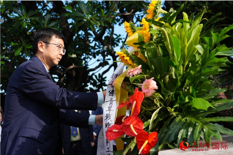 中國駐菲律賓使館周志勇臨時代辦一行向菲律賓華僑抗日烈士紀念碑、烈士墓等敬獻花圈。人民網(wǎng)記者 樊帆攝