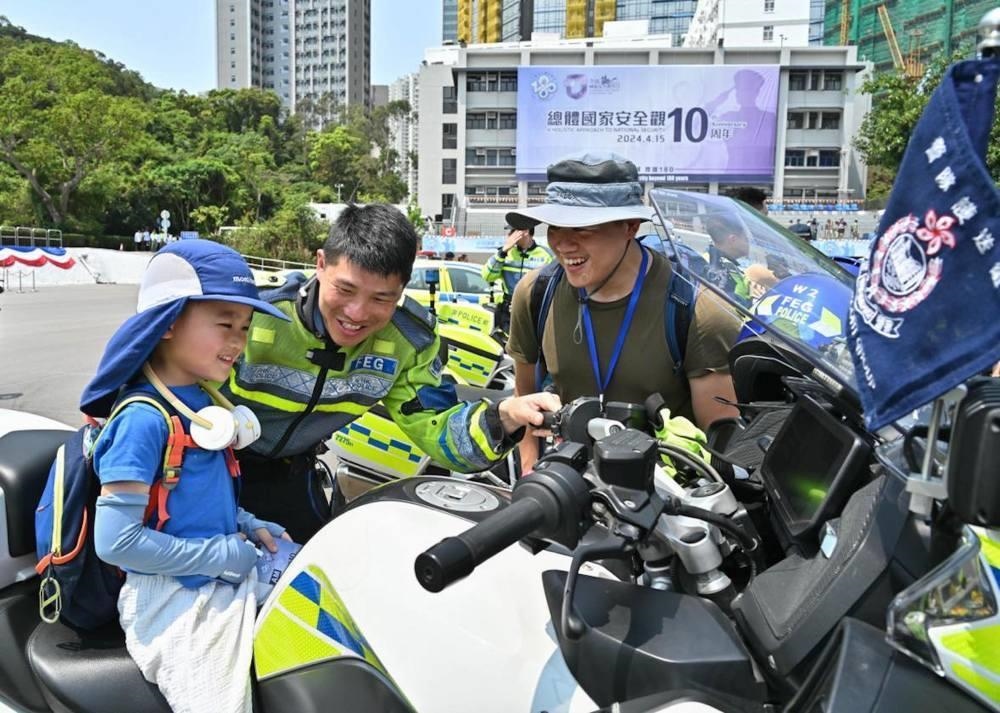 △2024年4月13日，香港特區(qū)政府警務(wù)處舉行“全民國(guó)家安全教育日”暨香港警察學(xué)院開放日開幕典禮。這是13日當(dāng)天，警隊(duì)護(hù)送組人員現(xiàn)場(chǎng)向市民介紹其工作。