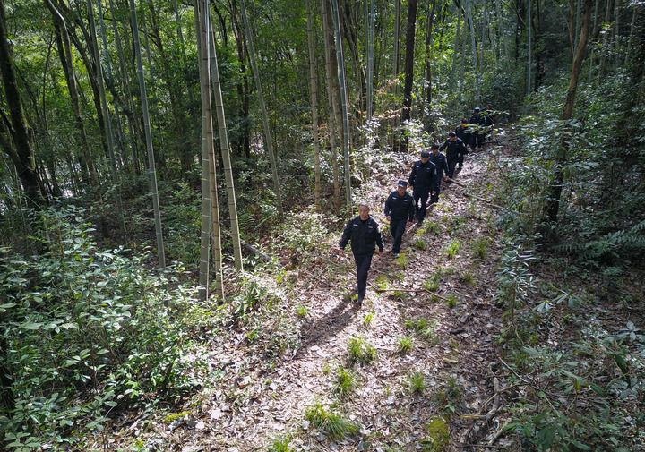 △2022年1月19日，武夷山國(guó)家公園護(hù)林員在巡山。